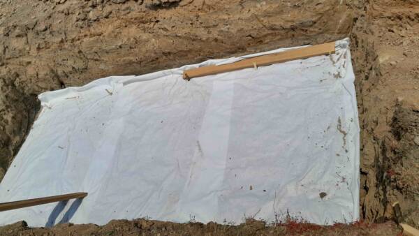 ปูแผ่นรองพื้นและปรับระดับ